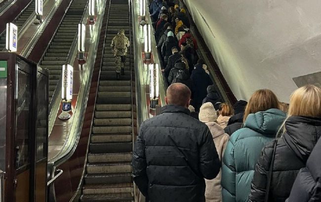 "Символизм зашкаливает". Фото военного в метро Киева взорвало сеть и стало символом года