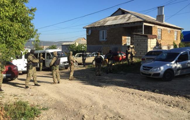 У Криму за зйомку дій силовиків при обшуку затримали двох активістів