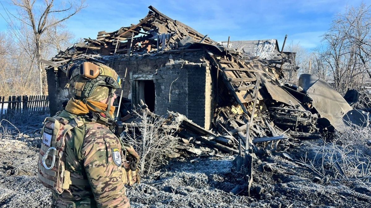 Масштабный пожар в Луганске: БПЛА атаковали нефтебазу (фото, видео)