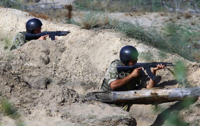 На Донбасі бойовики застосували заборонене озброєння, поранено військового