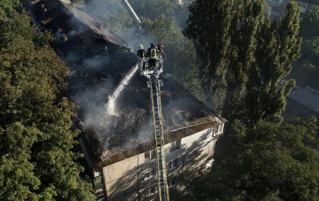 У Києві пожежа в п'ятиповерхівці, її гасять понад 50 рятувальників