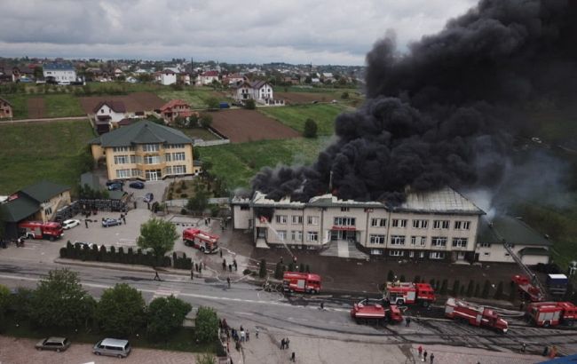 У Чернівецькій області загорівся склад автомобільних покришок