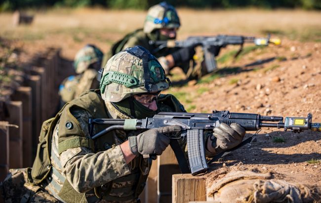 У Генштабі показали, як бійці ЗСУ у Британії навчаються штурмувати траншеї противника