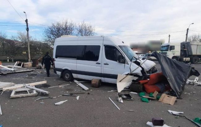 У Волинській області маршрутка в'їхала в блокпост: є постраждалі (фото)