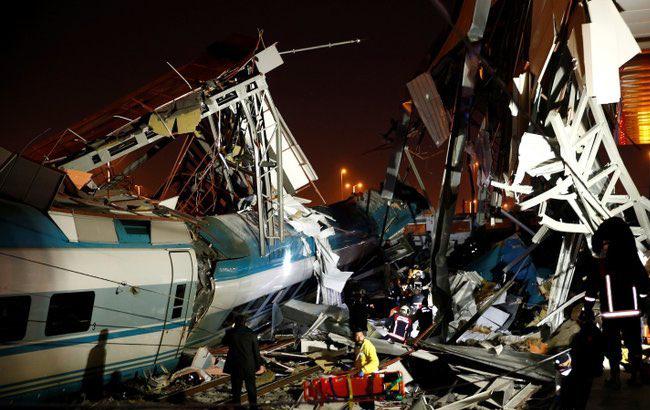 Кількість загиблих в аварії поїздів в Анкарі зросла до 9