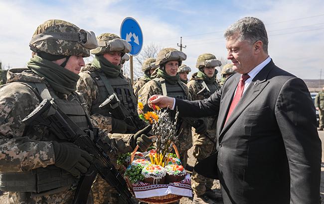 Порошенко на Донбасі закликав військових зберігати боєздатність