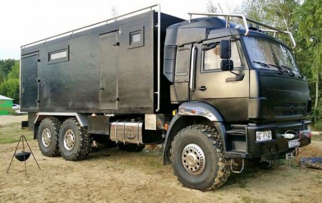 Неудачное приземление: в Харькове грузовик "припарковался" на крыше дома