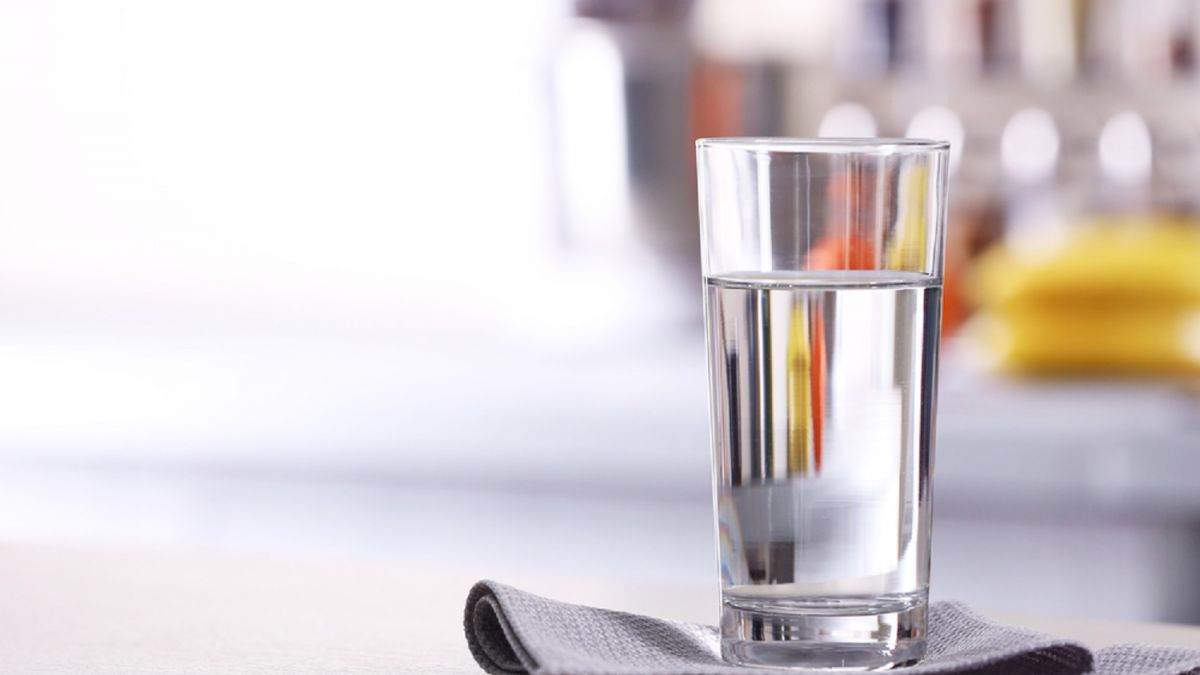 Proč je dobré pít syrovou vodu nalačno?