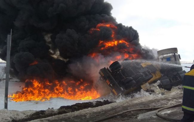 В Полтавской области перевернулась и загорелась автоцистерна