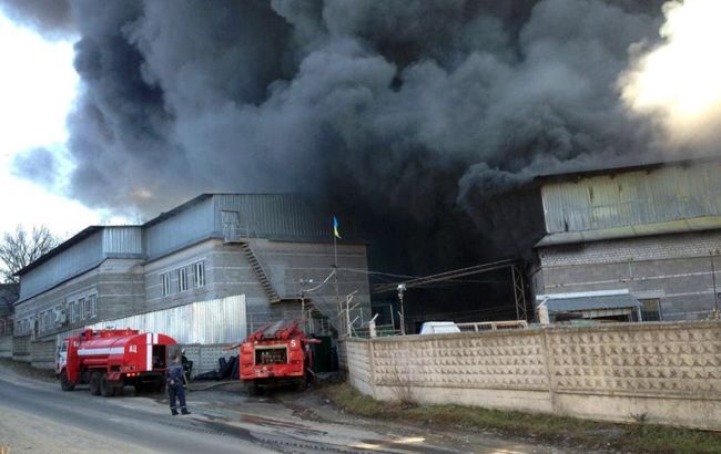 Под Днепром горит завод пластмассовых изделий