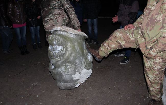 В Николаевской области снесли памятник Петровскому