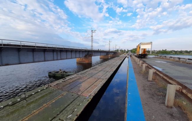 Обвал моста в Днепропетровской области: установлена понтонная переправа