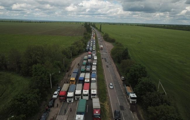 Водители сотен фур несколько часов блокируют трассу под Николаевом