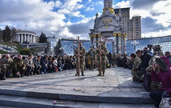 На Майдані стоячи на колінах попрощалися з загиблими "айдаровцами"