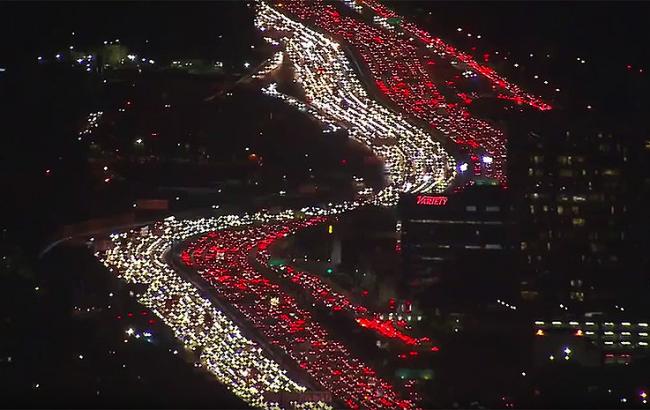 В Лос-Анджелесе водители застряли в невероятной пробке из-за Дня благодарения