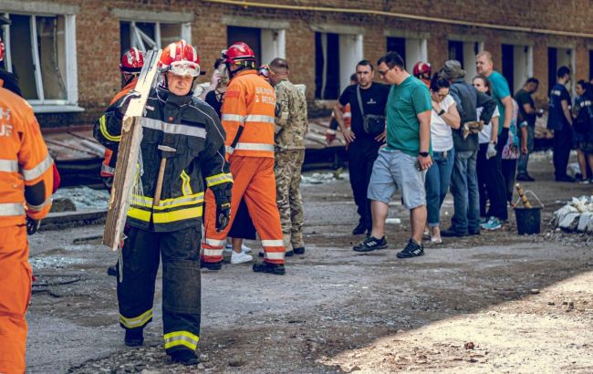 Ракетный удар по Сумам. Полиция показала видео с первыми минутами после атаки