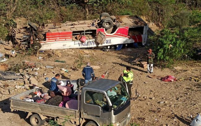 В Боливии пассажирский автобус сорвался в горное ущелье, много погибших и раненых