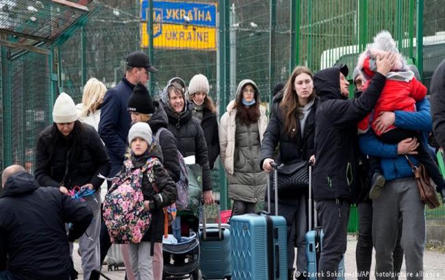 Щоб не було проблем з легалізацією. Українців закликали ставити позначки в паспортах на кордоні