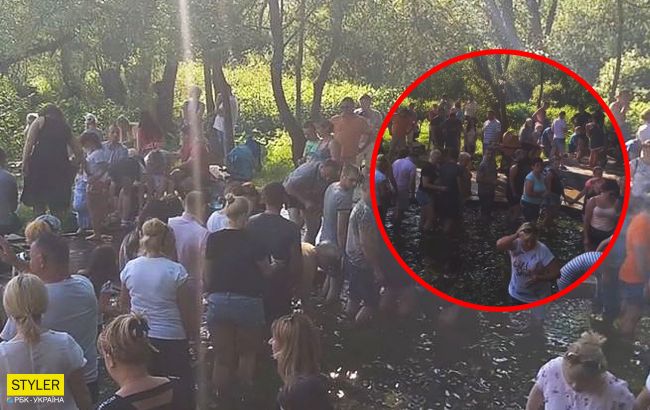 Під Львовом у розпал карантину влаштували масові купання в цілющій воді