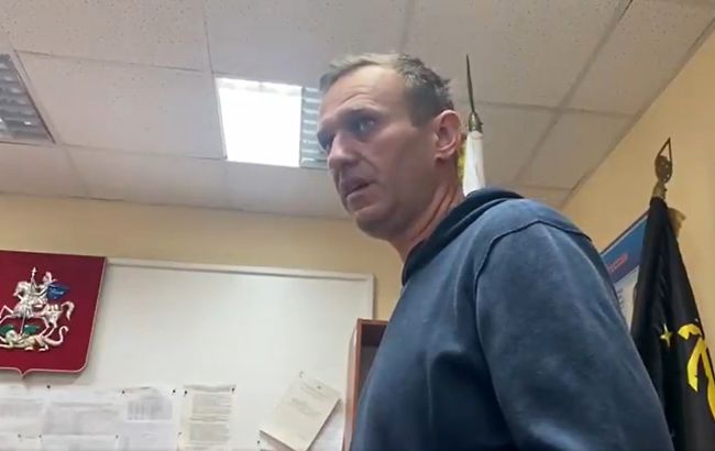 Начался суд над Навальным. Заседание проходит в отделении полиции