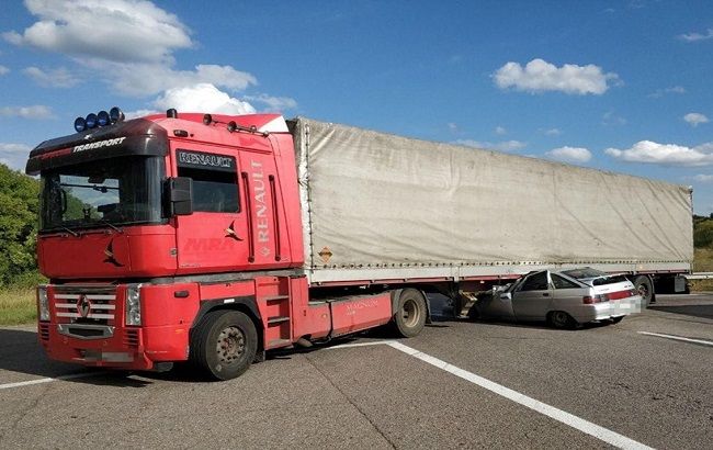 У Харківській області в ДТП з вантажівкою загинули троє людей