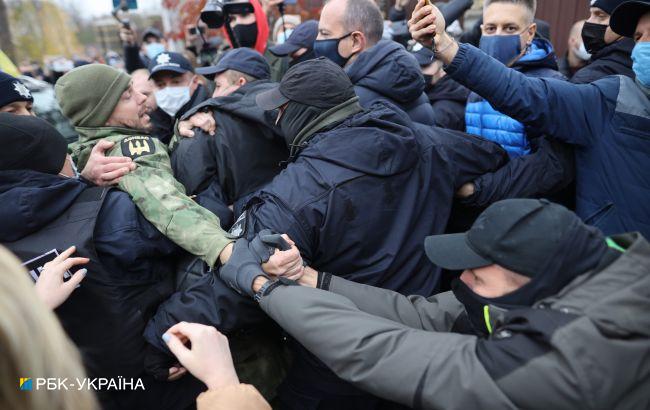 Под домом Тупицкого устроили протест, произошла потасовка