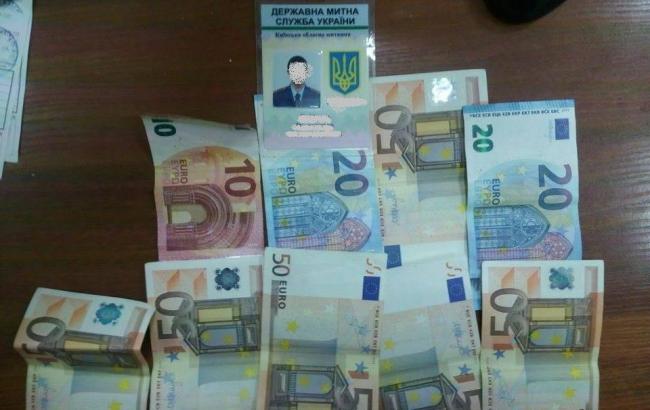 Співробітник Київської митниці був затриманий на хабарі в аеропорту "Бориспіль"