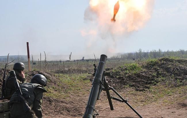 На Донбассе с начала суток боевики 12 раз обстреляли позиции ООС с минометов