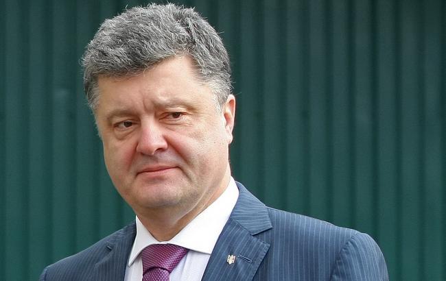 Порошенко сокращает визит в Швейцарию из-за осложнения ситуации в Украине