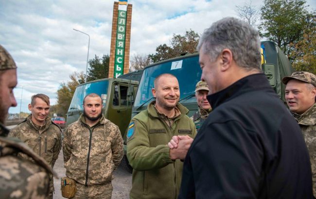 Порошенко передал бойцам 10-й Горно-штурмовой бригады два грузовика DAF