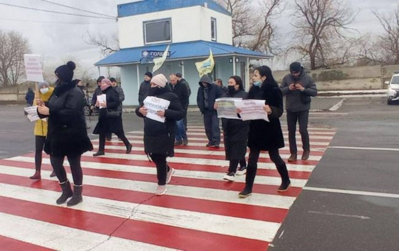 The Kiev-Chop highway was blocked near Lviv by about 50 people