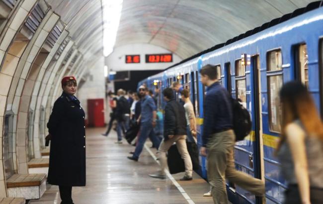 Люди в шоке: в киевском метро парень проехался между вагонов