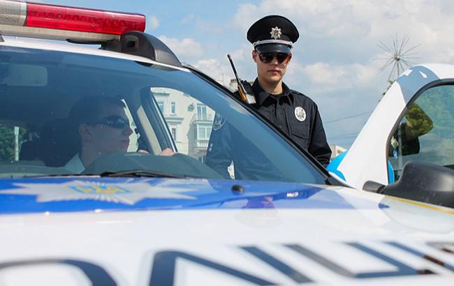 В Киеве сотрудник патрульной полиции оригинально наказал нарушителей ПДД (видео)