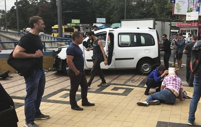У Києві на Дорогожичах два автомобілі зіткнулися і збили 4 пішоходів, є загиблий