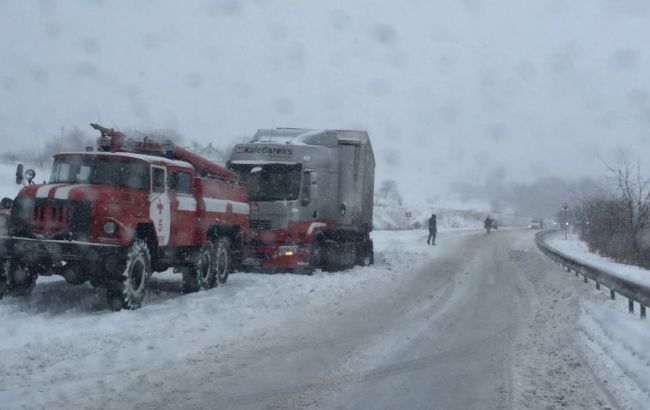 Непогода в Украине: движение транспорта ограничено в четырех областях