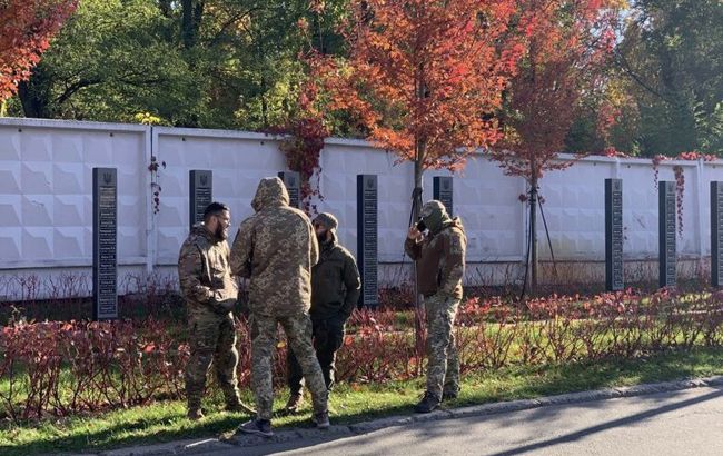 Скандал вокруг Аллеи защитников в Киеве: муниципальная охрана помешала высадке деревьев