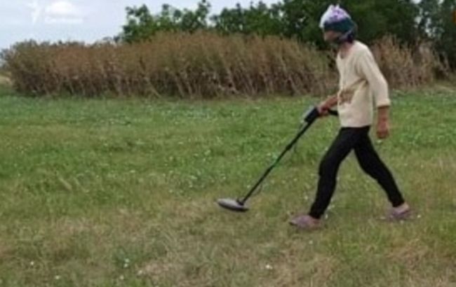 "Я не боюсь". Украинская пенсионерка своими силами разминирует поля в своем селе