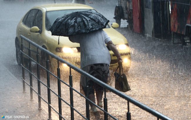 Жуткие грозы и проливные дожди: где погода на выходных будет самая опасная
