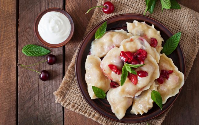 Как сделать вкусные вареники с творогом или вишнями на Троицу: три рецепта традиционного блюда
