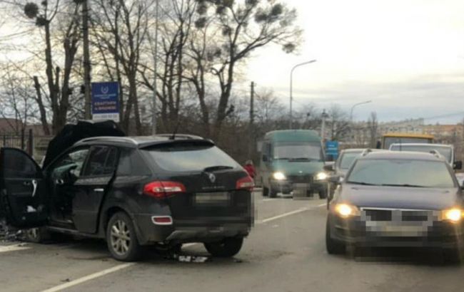 Під Києвом сталося лобове зіткнення двох автомобілів, є постраждалі