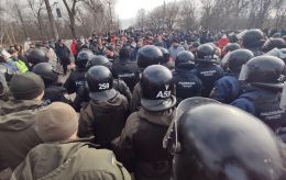 Перекрытые дороги и столкновения: в Новых Санжарах митинг против размещения эвакуированных из Уханя