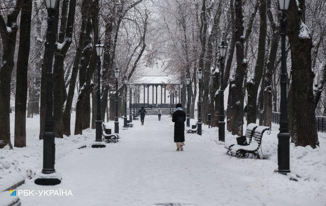 На востоке и юге мокрый снег и дожди, местами гололедица: погода на завтра