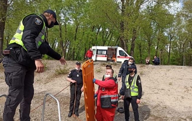 В Киеве полицейские вытащили из воды спрыгнувшего с моста мужчину