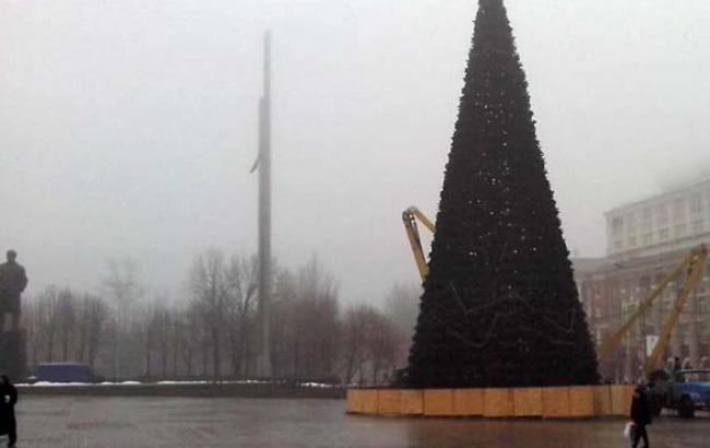 В Донецке сохраняется спокойная обстановка, в центре города установили елку, - сайт мэрии