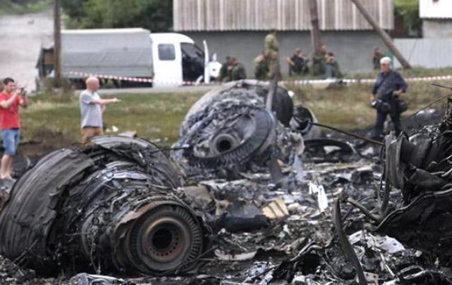 Associated Press опубликовало видео, снятое сразу после падения Boeing на Донбассе