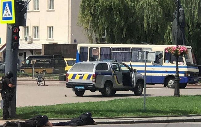 Террорист в Луцке разрешил передать заложникам воду