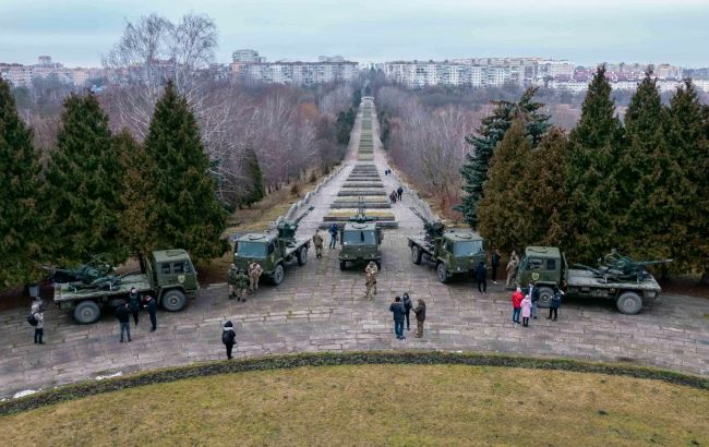 Порошенко передал военным в Ровно 5 грузовиков DAF с зенитными установками