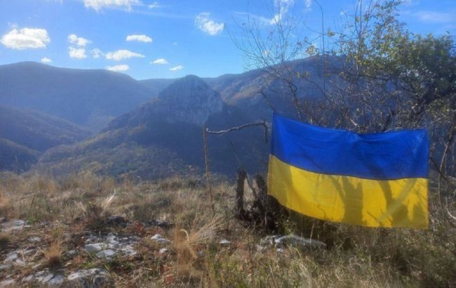 "Ми чекаємо ЗСУ". В Криму замайорів український прапор (фото)