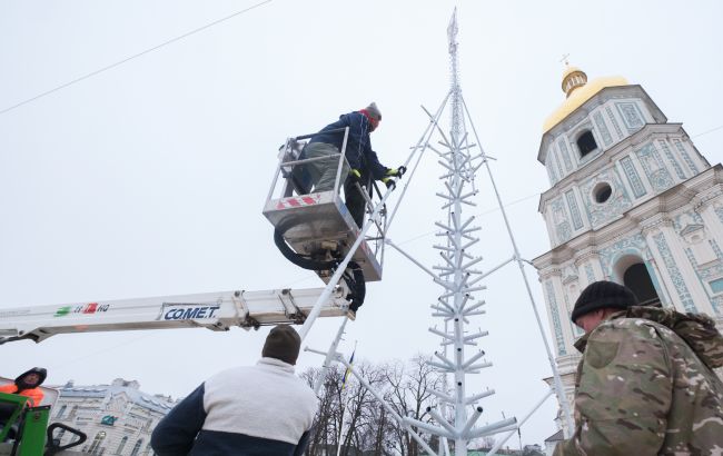 У Києві почали встановлювати головну святкову ялинку країни (фото, відео)