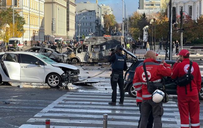 Закрытое метро, перебои со светом и много жертв: ситуация в Киеве из-за взрывов